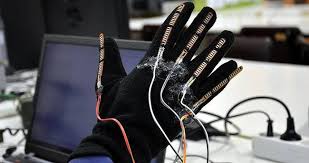 Akıllı Eldiven Akıllı eldiven, görme engellilerin ellerini kullanarak yazı yazmalarına olanak sağlayan bir teknoloji olarak geliştirilmiştir. Eldiven, sensörler, bilgisayar ve özel bir yazılım yardımıyla görme engellilerin el ve parmak hareketlerini algılayabilmektedir. Bu sayede, görme engellilerin telefonlara veya bilgisayarlara harfleri ve kelimeleri daha kolay girebilmeleri mümkündür.