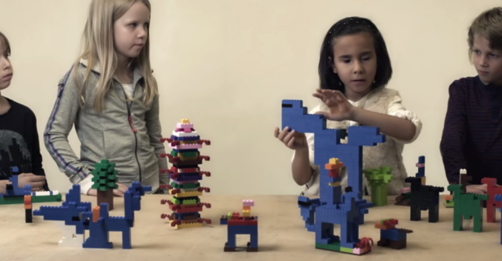 Bayan Bir Öğretmenin Yanında Görme Engelli Öğrenciler Legoları İnceliyorlar.